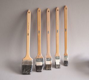 Heizkoerper-Pinsel_Q2-graue-Borsten-abgewinkelt_divers