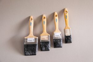 Lackier-Pinsel-schwarze-Borsten-roher-Stiel_divers